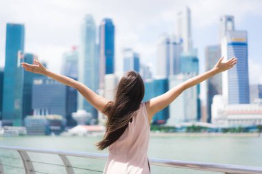 Güzel Asyalı kadın gülümseme ve mutlu Singapur şehirde seyahat etmek