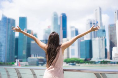 Güzel Asyalı kadın gülümseme ve mutlu Singapur şehirde seyahat etmek