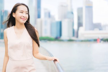 Güzel Asyalı kadın gülümseme ve mutlu Singapur şehirde seyahat etmek
