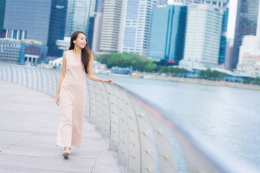 Güzel Asyalı kadın gülümseme ve mutlu Singapur şehirde seyahat etmek