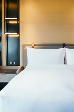 Otel yatak odası iç dekorasyonda yatak beyaz rahat yastık