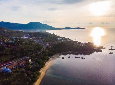 Güzel tropikal plaj ve deniz hurma ve koh samui Adası seyahat ve tatil için diğer ağacında havadan görünümü