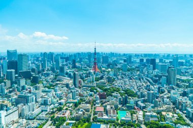 Mavi gökyüzü Japonya'da tokyo kule ile Tokyo şehir bina güzel mimari
