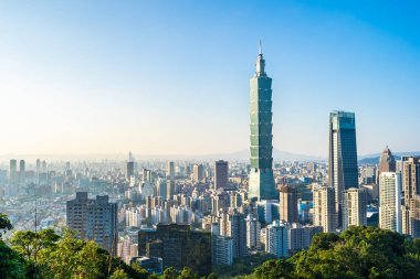Taipei 101 binasının ve mimarisinin güzel manzarası ve manzarası Tayvan 'da mavimsi ve beyaz bulutlarla gökyüzüne yükseliyor.