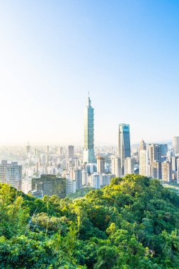 Taipei 101 binasının ve mimarisinin güzel manzarası ve manzarası Tayvan 'da mavimsi ve beyaz bulutlarla gökyüzüne yükseliyor.