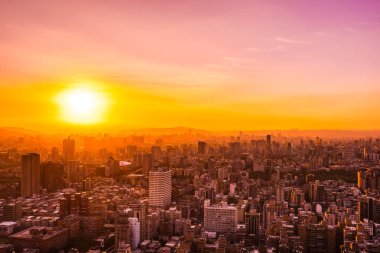 Taipei şehrinin güzel mimarisi Tayvan 'da gün batımında gökyüzüne yükseliyor.