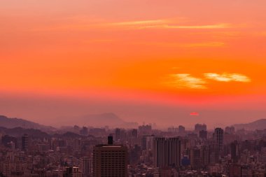 Taipei şehrinin güzel mimarisi Tayvan 'da gün batımında gökyüzüne yükseliyor.