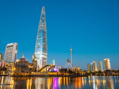 Seoul, Güney Kore: 8 Aralık 2018 Lotte kule bina güzel mimari Seoul City dönüm noktası biridir