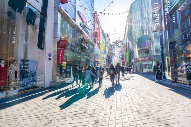 Seoul, Güney Kore 10 Aralık 2018: Myeong dong piyasasıdır popüler bir yer ve yiyecek bir şeyler bulmak alışveriş ve turistik bölgesi