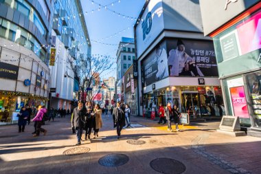 Seoul, Güney Kore 10 Aralık 2018: Myeong dong piyasasıdır popüler bir yer ve yiyecek bir şeyler bulmak alışveriş ve turistik bölgesi