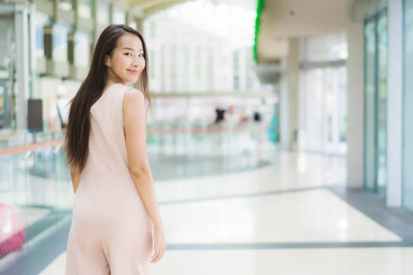 Hermosa Mujer Asiática Sonrisa Feliz Centro Comercial Los Grandes Almacenes — Foto de Stock