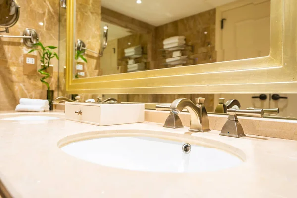 Beau Robinet Luxe Décoration Évier Dans Intérieur Salle Bain — Photo