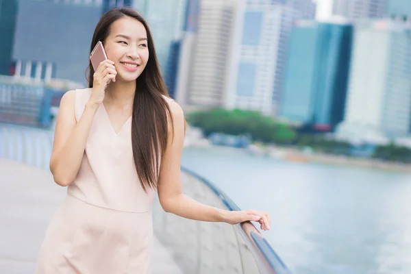 Beautiful Asian Woman Using Smartphone Mobile Phone Talking Text — Stock Photo, Image