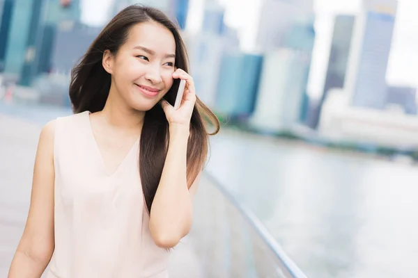 Schöne Asiatische Frau Mit Smartphone Oder Handy Zum Telefonieren Oder — Stockfoto