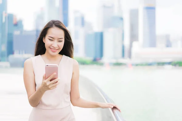 Schöne Asiatische Frau Mit Smartphone Oder Handy Zum Telefonieren Oder — Stockfoto