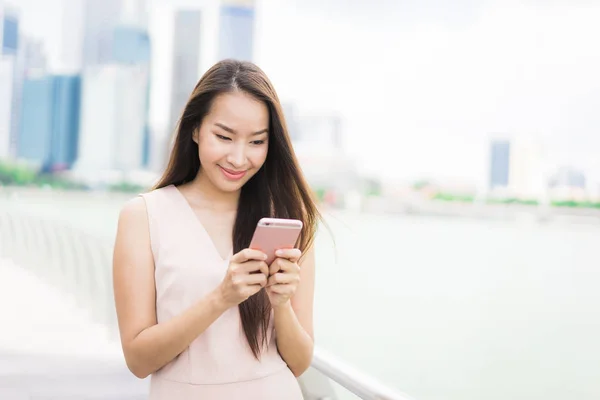 Bella Donna Asiatica Utilizzando Smartphone Telefono Cellulare Parlare Testo — Foto Stock