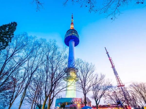 Красивое Архитектурное Здание Сеульская Башня Горе Намсан Ориентир Города Сеул — стоковое фото