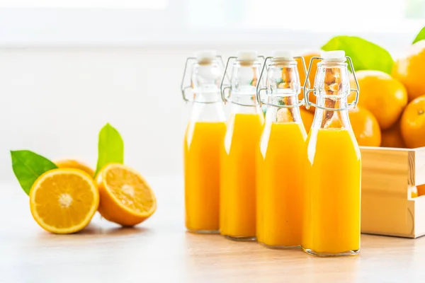 Frischer Orangensaft Zum Trinken Flaschenglas Auf Holztisch Gesundes Ernährungskonzept — Stockfoto
