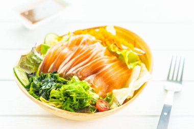 Ham taze somon balık et sashimi sebze salata ve sos - Japonca ve sağlıklı gıda kavramı