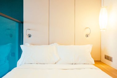 Otel yatak odası iç dekorasyonda yatak beyaz rahat yastık