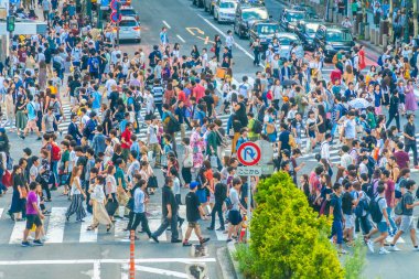 Tokyo, Japonya 29 Temmuz 2018: Shibuya kavşak veya kapısı popüler ve Simgesel Yapı yeme alışveriş için Tokyo'da yerleştirin ve yaya bir sürü burada var