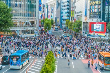 Tokyo, Japonya 29 Temmuz 2018: Shibuya kavşak veya kapısı popüler ve Simgesel Yapı yeme alışveriş için Tokyo'da yerleştirin ve yaya bir sürü burada var