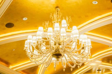 Güzel lüks avize dekorasyonu Odanın içi