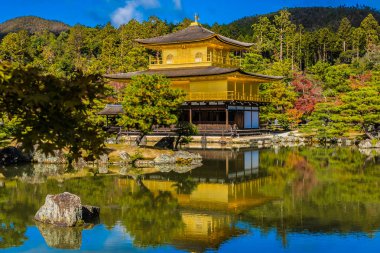 Güzel Kinkakuji Tapınağı Kyoto Japonya'nın Altın Köşk Simgesel Yapı ile