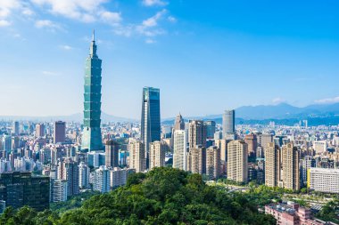 Taipei 101 binasının ve mimarisinin güzel manzarası ve manzarası Tayvan 'da mavimsi ve beyaz bulutlarla gökyüzüne yükseliyor.