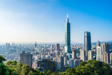 Taipei 101 binasının ve mimarisinin güzel manzarası ve manzarası Tayvan 'da mavimsi ve beyaz bulutlarla gökyüzüne yükseliyor.