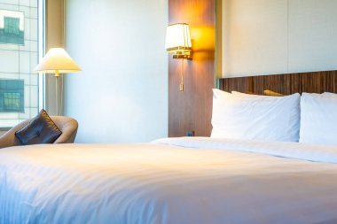 Güzel rahat beyaz yastık yatak yatak odası iç dekorasyonda ışık lamba ile