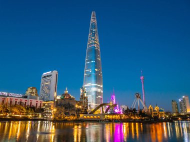 Seoul, Güney Kore: 8 Aralık 2018 Lotte kule bina güzel mimari Seoul City dönüm noktası biridir
