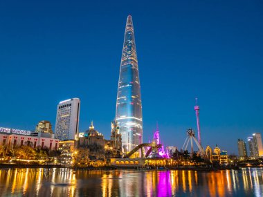 Seoul, Güney Kore: 8 Aralık 2018 Lotte kule bina güzel mimari Seoul City dönüm noktası biridir
