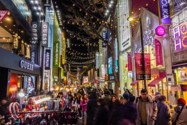 Seoul, Güney Kore 10 Aralık 2018: Myeong dong piyasasıdır popüler bir yer ve yiyecek bir şeyler bulmak alışveriş ve turistik bölgesi