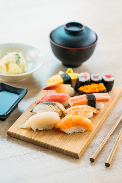 Σολομός Τόνου Κέλυφος Γαρίδας Και Άλλα Maki Sushi Κρέατος Ξύλινο — Φωτογραφία Αρχείου