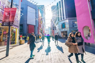 Seoul, Güney Kore 10 Aralık 2018: Myeong dong piyasasıdır popüler bir yer ve yiyecek bir şeyler bulmak alışveriş ve turistik bölgesi