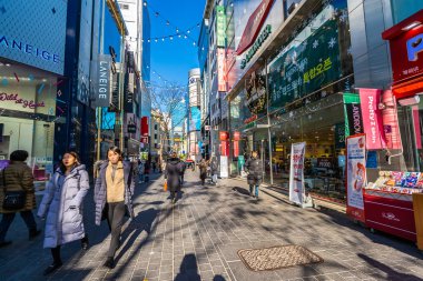 Seoul, Güney Kore 10 Aralık 2018: Myeong dong piyasasıdır popüler bir yer ve yiyecek bir şeyler bulmak alışveriş ve turistik bölgesi