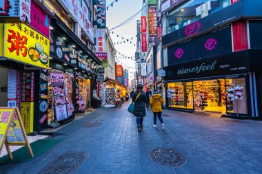 Seoul, Güney Kore 10 Aralık 2018: Myeong dong piyasasıdır popüler bir yer ve yiyecek bir şeyler bulmak alışveriş ve turistik bölgesi