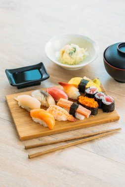 Somon balığı deniz hayvanı kabuğu karides ve diğer et suşi maki sos ve çorba - Japon yemekleri tarzı ahşap tepsi