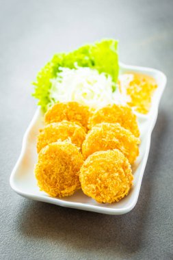 Derin kızarmış gevrek karides veya karides pasta beyaz plaka - Tay gıda tarzı sebze ve tatlı sos ile