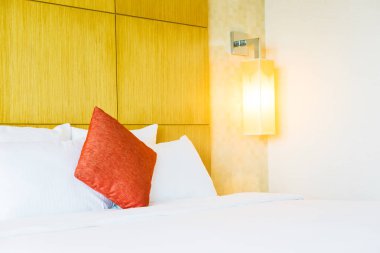Otel yatak odası iç dekorasyonda yatak beyaz rahat yastık