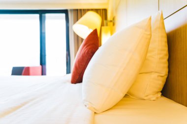 Otel yatak odası iç dekorasyonda yatak beyaz rahat yastık
