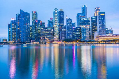 Singapur - 18 Ocak 2019: twilight ve gece zaman Simgesel Yapı dış şehir manzarası içinde bina güzel mimari