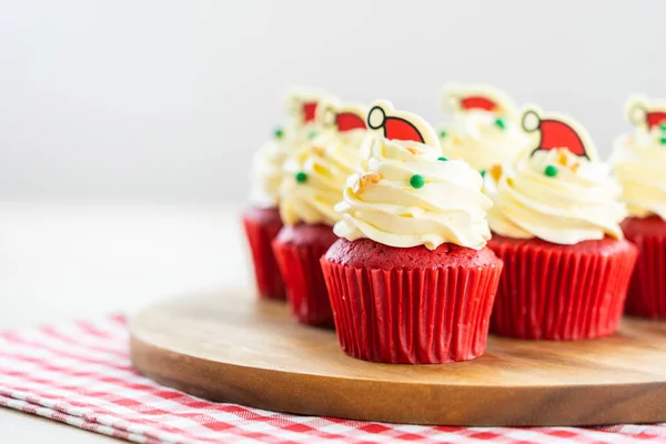 Γλυκό Επιδόρπιο Cupcake Κόκκινο Βελούδο Και Σοκολάτα Χριστουγεννιάτικο Καπέλο Από — Φωτογραφία Αρχείου