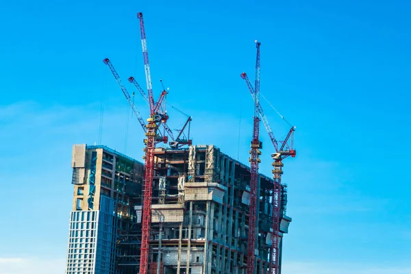 Kraan Bouwplaats Gebouw Van Buitenkant Met Blauwe Lucht — Stockfoto