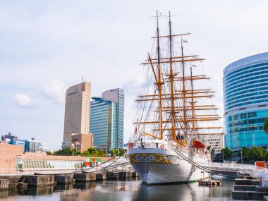 Yokohama Japonya - 25 Temmuz 2018: Güzel Nippon-maru A Yelkenli tekne Japonya Yokohama şehirde mavi gökyüzü ile