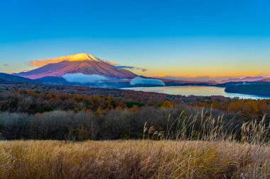 Fuji Dağı yamanakako ya da yamanaka Gölü sonbahar sezonu Japonya'nın güzel manzara