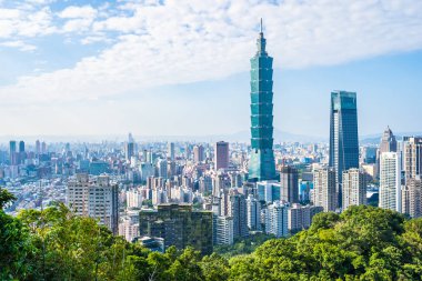 Taipei 101 binasının ve mimarisinin güzel manzarası ve manzarası Tayvan 'da mavimsi ve beyaz bulutlarla gökyüzüne yükseliyor.