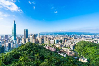 Taipei 101 binasının ve mimarisinin güzel manzarası ve manzarası Tayvan 'da mavimsi ve beyaz bulutlarla gökyüzüne yükseliyor.
