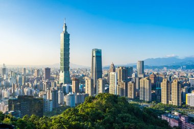 Taipei 101 binasının ve mimarisinin güzel manzarası ve manzarası Tayvan 'da mavimsi ve beyaz bulutlarla gökyüzüne yükseliyor.